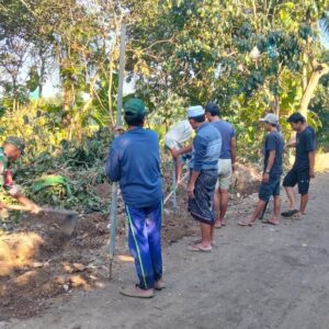 Babinsa dan Warga Kompak Buka Akses Pelebaran Jalan