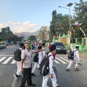 Strong Point Pagi, Unit Lantas Polsek Rasanae Barat Hadir Berikan Pelayanan kepada Masyarakat