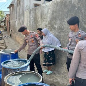 Peduli Kebutuhan Warga, Sat Samapta Polres Bima Kota Salurkan Air Bersih di Kelurahan Dara