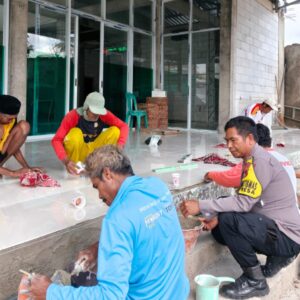 Bhabinkamtibmas Polsek Wawo Sambangi Warga Dan Ikut Gotong Royong Di Masjid Baitul Makmur
