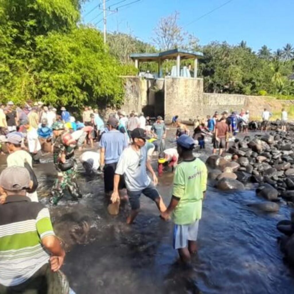 Babinsa dan Petani Kompak Normalisasi Bendungan Pekatan