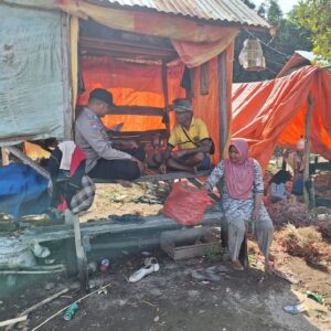 Bhabinkamtibmas Polsek Kempo Dorong Petani Sisihkan Hasil Panen Bawang Merah untuk Bibit Musim Tanam Berikutnya