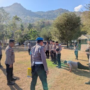 Tingkatkan Kedisiplinan Intern, Wakapolres Sumbawa Barat Pimpin Pemeriksaan Sikap Tampang Personel