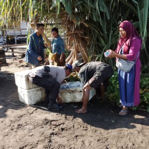 Sat Polairud Polres Dompu Hadir di Tengah Masyarakat Pesisir, Bantu Nelayan dan Sampaikan Himbauan Keselamatan