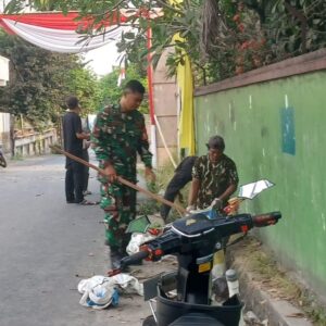 Babinsa dan Warga Rembige Barat Bersihkan Lingkungan Bersama