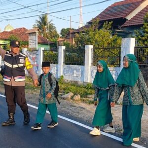 Hadir Berikan Rasa Aman di Pagi Hari, Polsek Utan Gelar Strong Point Pengaturan Lalu Lintas di Depan SDN 4 Utan