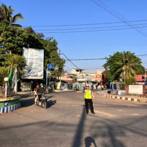 Sat Lantas Polres Dompu Gelar Strong Point Pagi, Pastikan Arus Lalu Lintas Lancar dan Aman