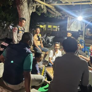 Melalui Patroli Rutin, Polsek Madapangga Sambangi Pemukiman Warga dan Cegah Potensi Guankamtibmas
