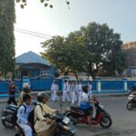 Personel BKO Polda NTB Laksanakan Gatur Pagi, Bantu Pelajar Menyeberang dengan Aman