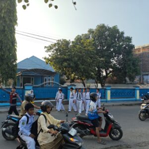 Personel BKO Polda NTB Laksanakan Gatur Pagi, Bantu Pelajar Menyeberang dengan Aman