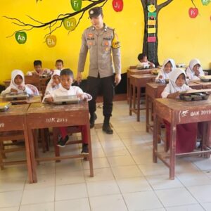 Bhabinkamtibmas Polsek Donggo Monitoring Penyaluran MBG Bagi Ribuan Pelajar dan Kelompok B3