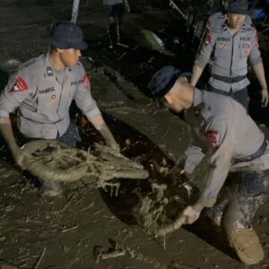 SAAT GALODO MENERJANG SOLOK, POLRI HADIR MELAYANI: SAR DIKERAHKAN, MAPOLRES JADI TEMPAT PENGUNGSIAN