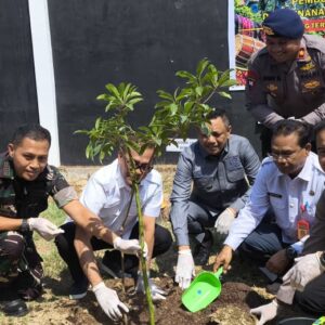 Bakti Persada ke-34 AKABRI 1992, Kapolres Bima Kota Tanam Pohon untuk Kelestarian Lingkungan