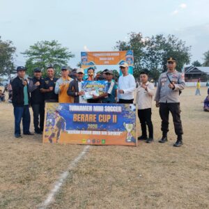 Kapolsek Moyo Hilir Hadiri Penutupan Open Turnamen Mini Soccer Berare Cup II, Pastikan Pengamanan Sinergis Berjalan Sukses