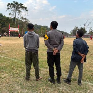 Bhabinkamtibmas Hadir Berikan Pengamanan, Pertandingan Sepak Bola Mini Bupati Cup 2026 di Batu Dulang Berjalan Aman