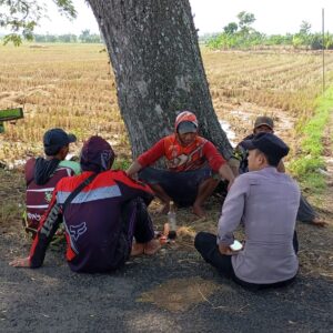 Dukung Asta Cita Presiden RI, Bhabinkamtibmas Polsek Tambakboyo Aktif Dampingi Petani Wujudkan Ketahanan Pangan