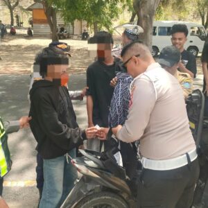 Operasi Kendaraan, Satlantas Polres Bima Kabupaten, Amankan Dua Pemotor Yang Membawa Narkoba dan Puluhan Senjata Tajam Jenis Panah