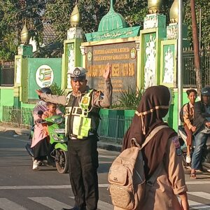Polsek Rasanae Barat Laksanakan Pengaturan Rawan Pagi di Depan MTsN I Kota Bima