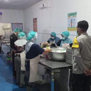 Monitoring MBG, Bhabinkamtibmas Polsek Bolo Sambangi SPPG Tambe Bolo I