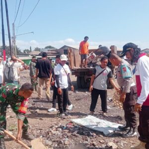 Polsek Woha Bersama TNI dan Masyarakat Gelar Gotong Royong Bersihkan Sampah di Pasar Tente