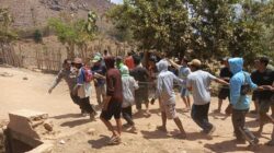 Bhabinkamtibmas Polres Bima Kota Gotong Royong Bersama Warga Rabat dan Aspal Jalan Desa Teta