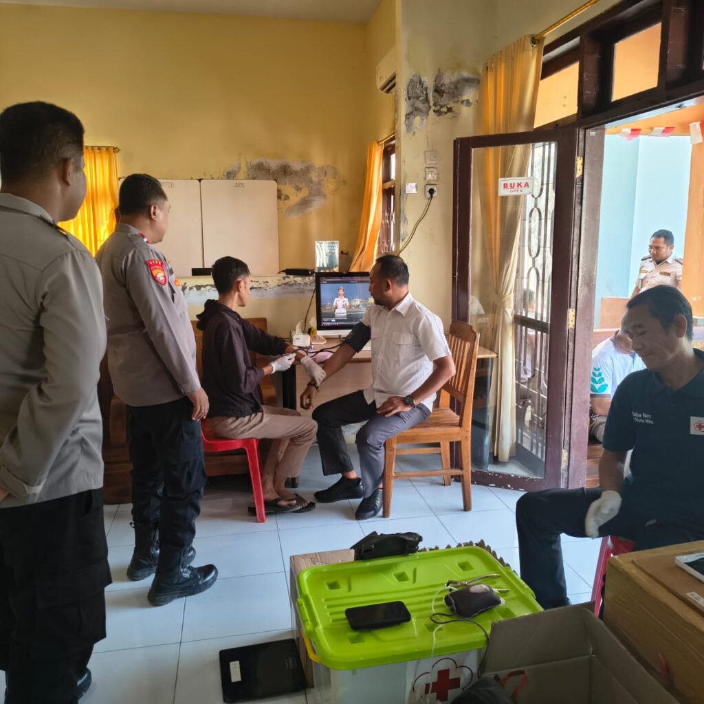 Polsek Kawasan Pelabuhan Laut Bima Ikuti Donor Darah dalam Rangka HUT Karantina Indonesia 2026
