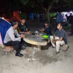 Bhabinkamtibmas Jambu Monitoring Kemah Akbar di Pantai Wadu Jao, Sampaikan Imbauan Keamanan kepada Pengunjung