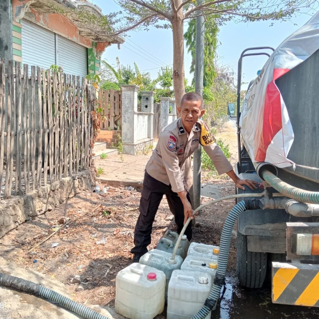 Bhabinkamtibmas Desa Lepadi Salurkan Air Bersih untuk Warga di Tengah Musim Kekeringan
