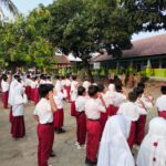 Bhabinkamtibmas Desa Bagik Papan Jadi Pembina Upacara di SDN 03 Bagik Papan, Sampaikan Imbauan Anti-Bullying dan Bahaya Balap Sepeda Liar
