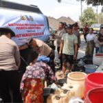 HUT Humas ke-75, Polresta Loteng Salurkan Air Bersih untuk Warga di Pratim.