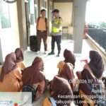 Bhabinkamtibmas Desa Apitaik Sosialisasikan Program Polisi Peduli Pendidikan dan Imbau Siswa Tertib Berlalu Lintas