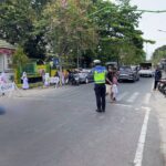 Hadir Berikan Rasa Aman Siang Hari, Sat Lantas Polres Sumbawa Gelar Strong Point di Titik Rawan Sekolah