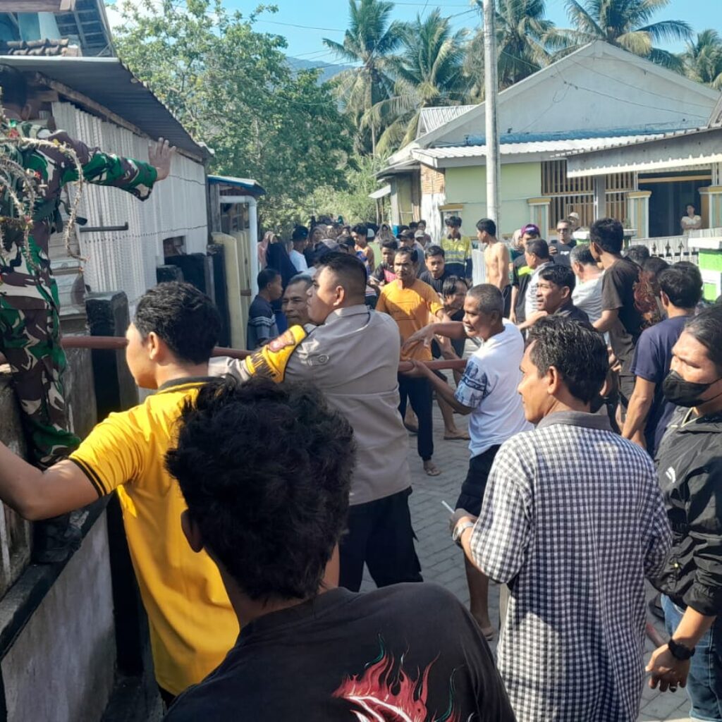Anggota Piket Polsek Jereweh Bersama Damkarmat Padamkan Api di Rumah Warga