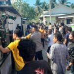 Anggota Piket Polsek Jereweh Bersama Damkarmat Padamkan Api di Rumah Warga