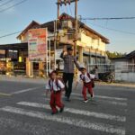Pastikan Keselamatan Anak Sekolah, Polsek Rhee Laksanakan Pengaturan Lalu Lintas Strong Point di SDN Rhee Beru