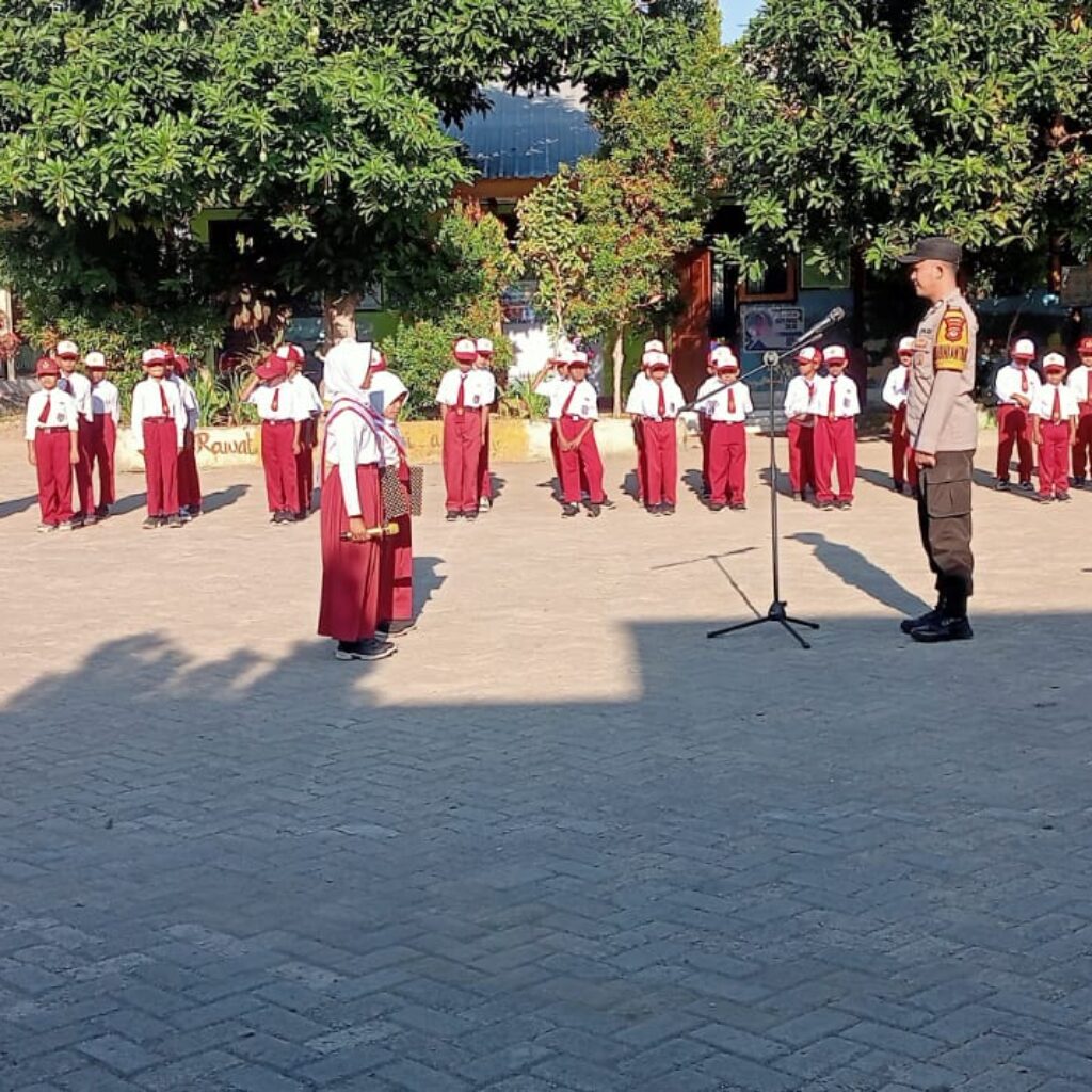 Cegah Perundungan Sejak Dini, Bhabinkamtibmas Desa Tamekan Jadi Pembina Upacara dan Sosialisasi Anti-Bullying di SDN Tamekan