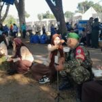 Momen Humanis HUT TNI, Babinsa Disuapi Siswi Pramuka