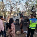 Polsek Rasanae Barat Gerak Cepat Evakuasi Truk Buah Terguling di Danataraha