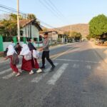 Hadir Berikan Rasa Aman di Pagi Hari, Personil Polsek Rhee Laksanakan Pengaturan Lalu Lintas di SDN Rhee Beru