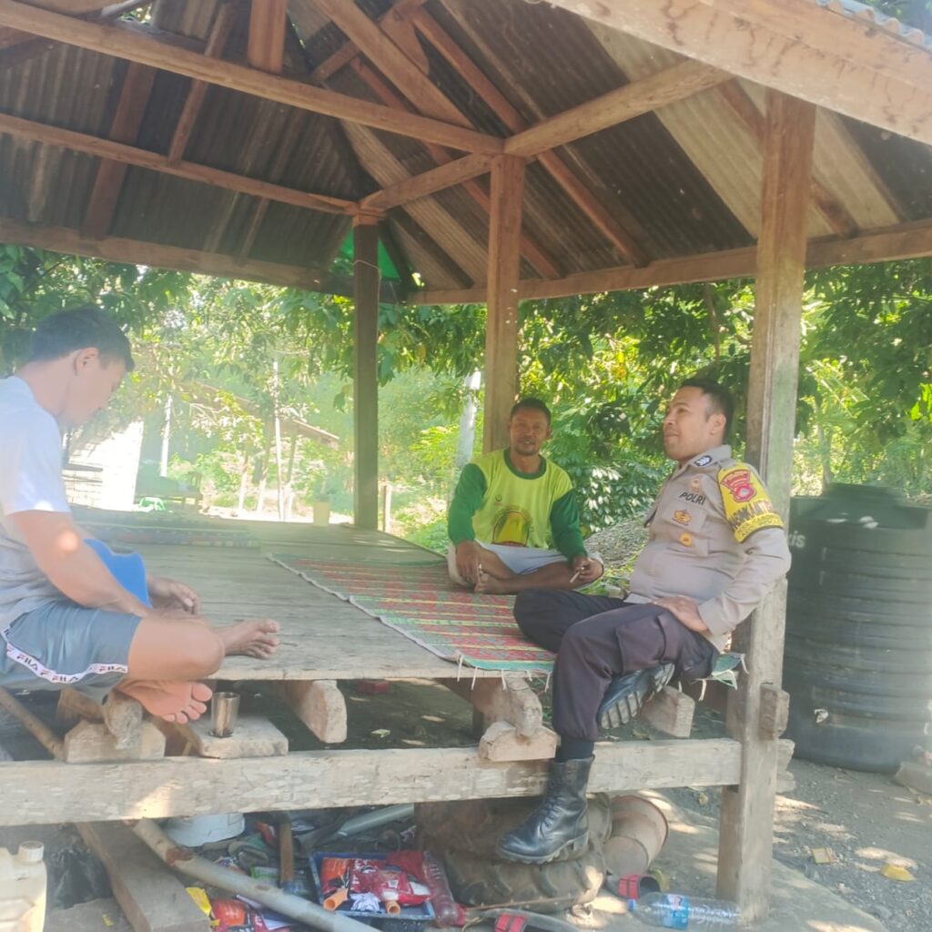 BHABINKAMTIBMAS DESA KAROMBO AJAK WARGA JAGA KAMTIBMAS DAN MANFAATKAN LAHAN PEKARANGAN UNTUK KETAHANAN PANGAN