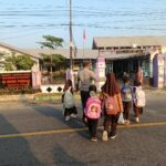 Wujudkan Keselamatan Pelajar dan Pengguna Jalan, Bhabinkamtibmas Polsek Buer Gelar Strong Point Pagi di Depan SDN Perenang