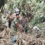 Jaga Keasrian dan Cegah Banjir, Bhabinkamtibmas Menala Bersama Warga Gelar Gotong Royong Bersihkan Aliran Sungai