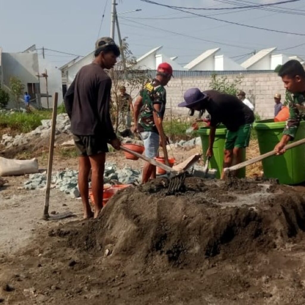 Babinsa Peteluan Indah dan Warga Perkuat Gotong Royong