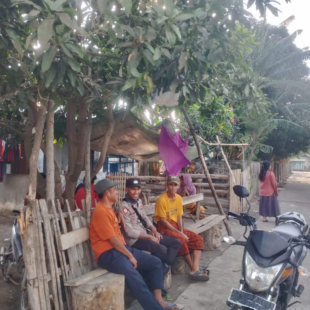 Bhabinkamtibmas Kiwu Ajak Warga Jaga Kamtibmas dan Manfaatkan Pekarangan untuk Pertanian