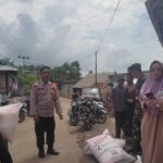 Monitoring Pembagian Pupuk, Bhabinkamtibmas Polsek Donggo Sampaikan Himbauan Kamtibmas