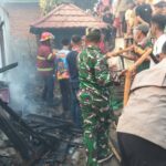 Kebakaran Hanguskan Tiga Rumah di Bakajaya, Polsek Woja Bersama Damkar dan Brimob Lakukan Pemadaman