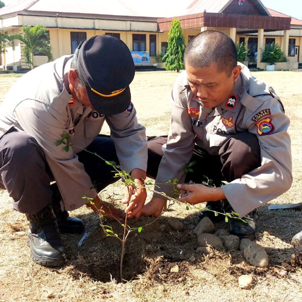 Wujudkan Lingkungan Asri dan Hijau, Polsek Alas Gelar Aksi Penanaman Pohon Ketapang Kencana Lewat Program Green Policing
