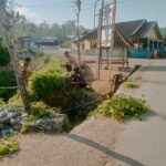 Pererat Silaturahmi dan Jaga Kebersihan Lingkungan, Bhabinkamtibmas Desa Mataiyang Gelar Gotong Royong Jumat Bersih