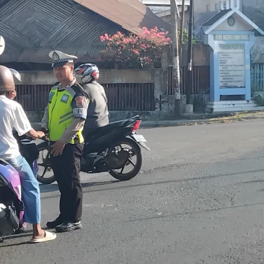 Sat Lantas Polres Dompu Gelar Strong Point Pagi, Wujudkan Kamseltibcarlantas yang Aman dan Lancar