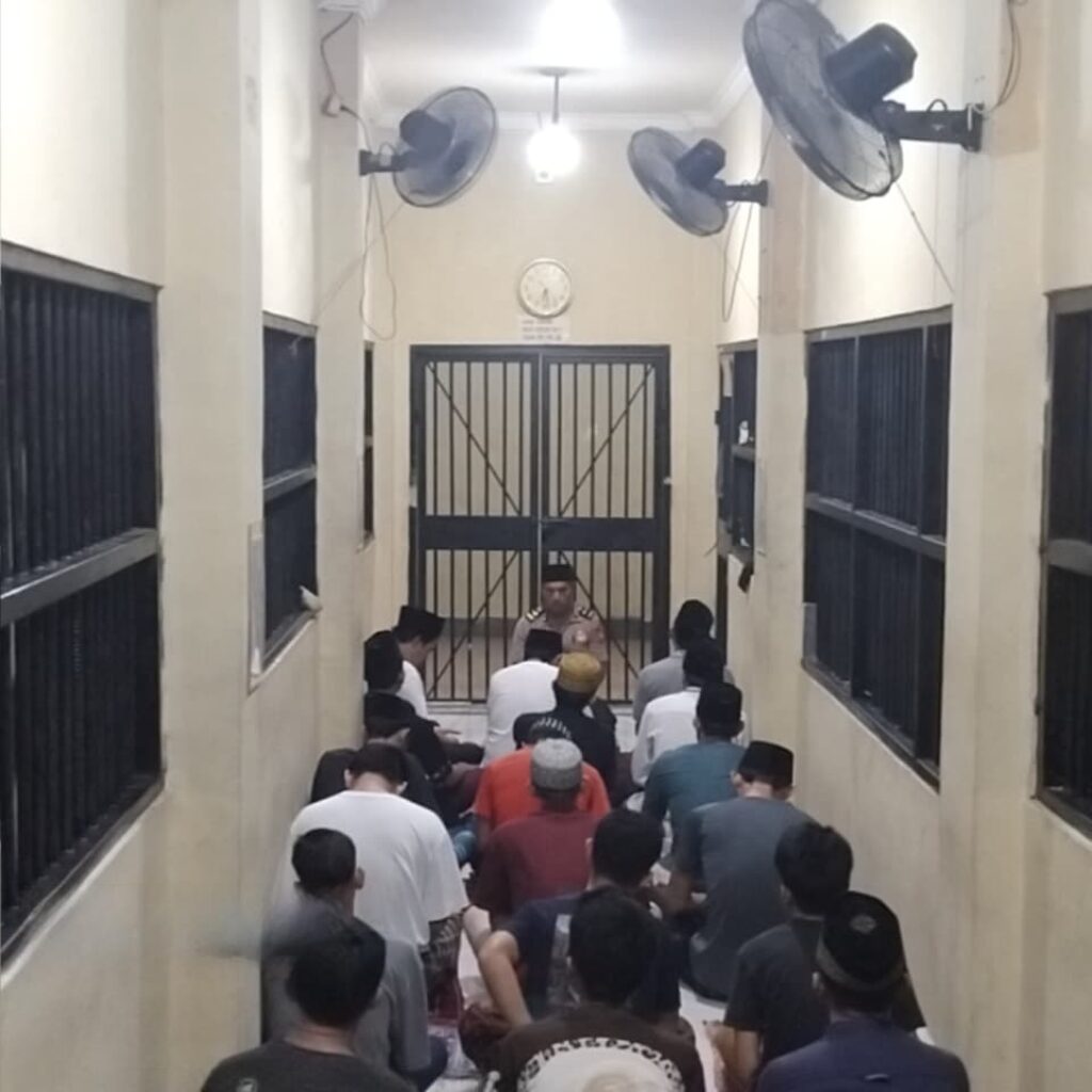 Bina Kerohanian Warga Binaan, Kasat Tahti Polres Sumbawa Pimpin Sholat Magrib Berjamaah di Rutan